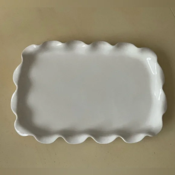 Beautiful Fluted Edge White Ceramic Serving Platter / Tray 🍪 🕯️ 🍣 - Picture 1 of 5
